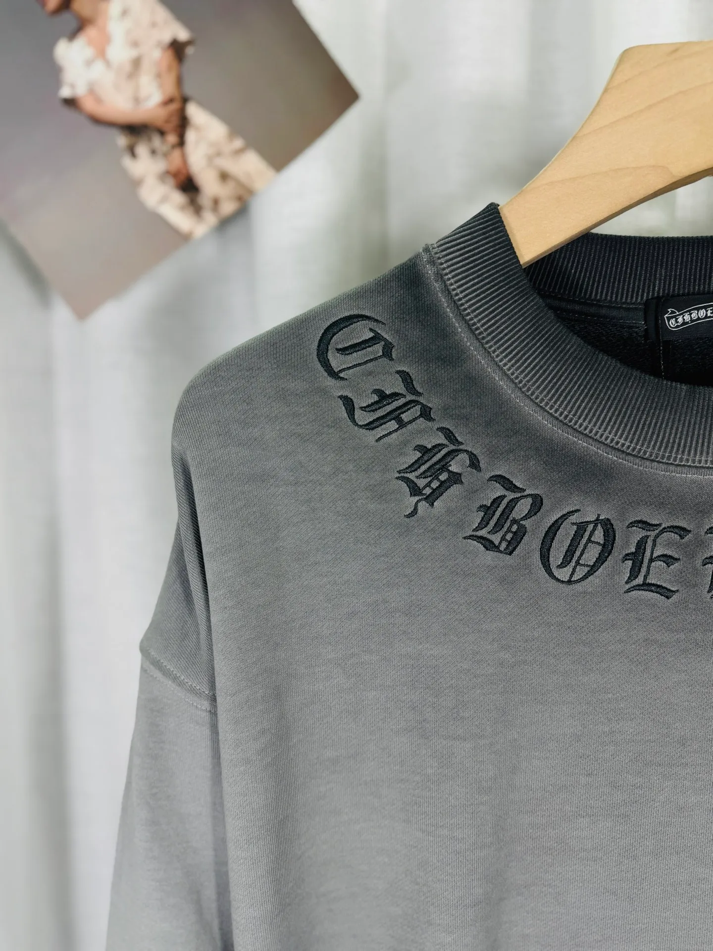 P280 top version, real shot without P, ​​different from market currency) 𝗖𝗵𝗿𝗼𝗺𝗲 𝗛𝗲𝗮𝗿𝘁𝘀/Cro Heart 2025 washed patch embroidery autumn and winter new original single counter American laser burnt 3D three-dimensional color embroidery couple casual sweatshirt 👑The highest version! Customized fabric 430g tripe terry fabric! American acid-washed and distressed original fabric laser burnt ✟appliqué embroidery and exquisite embroidery of letters! The best-selling model in the counter, very comfortable to wear. Accessories: original molded and authenticated collar label➕100% silk wash label. Genuine purchase-grade original hangtag➕matching hanging rope➕3D hanging beads➕original packaging bag. Craftsmanship: The original version has consistent wiring! The highest version of the armhole matching technique! Color: Red Black Size: S M L XL Style No.: 25-311